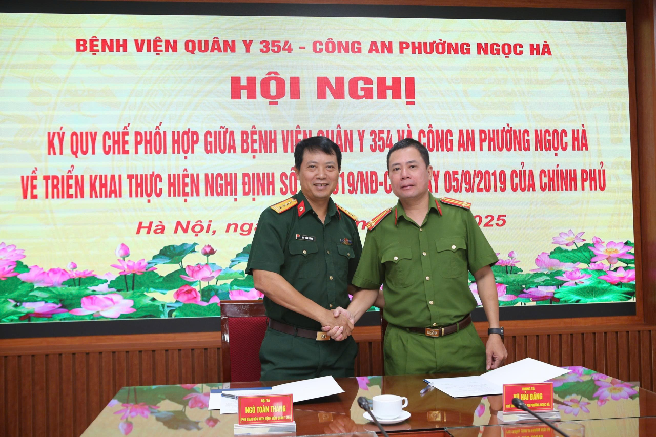 Image of a doctor examining a patient