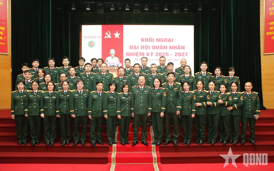 Image of a doctor examining a patient