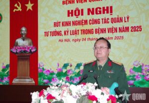 Đại tá Nguyễn Ngọc Du, Bí thư Đảng ủy, Chính ủy Bệnh viện Quân y 354 phát biểu chỉ đạo hội nghị.