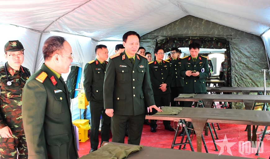 A doctor talking to an elderly patient in a hospital room.